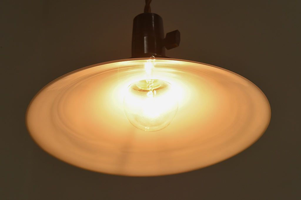 昭和レトロ　シンプルな白い笠が魅力的なシェード(電笠)(1)