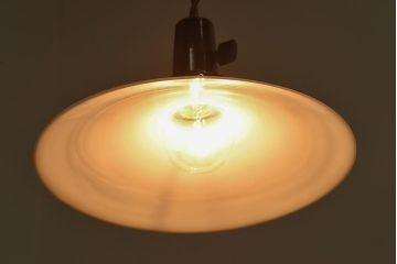 昭和レトロ　シンプルな白い笠が魅力的なシェード(電笠)(1)