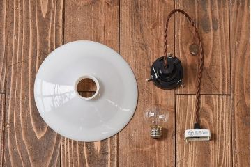 昭和レトロ　シンプルな白い笠が魅力的なシェード(電笠)(1)