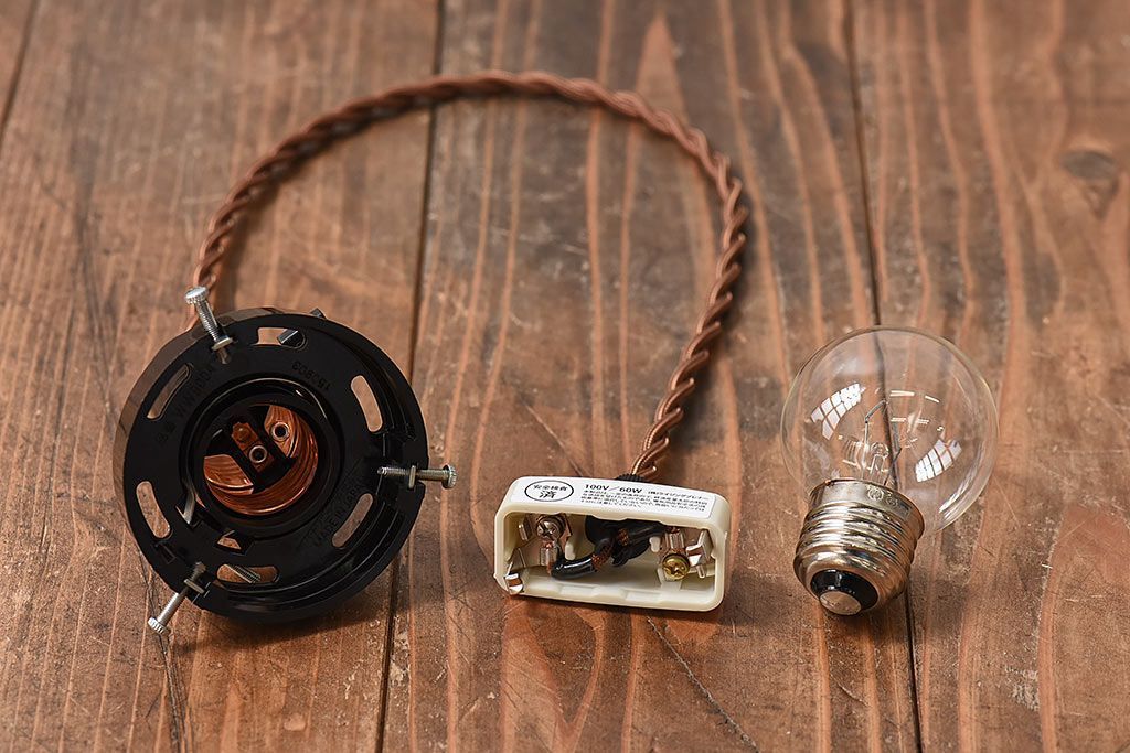 昭和レトロ　シンプルな白い笠が魅力的なシェード(電笠)(1)