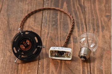 昭和レトロ　シンプルな白い笠が魅力的なシェード(電笠)(1)