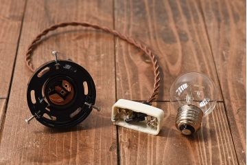 昭和レトロ　シンプルな白い笠が魅力的なシェード(電笠)(2)