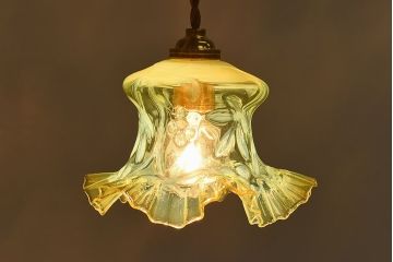 おしゃれな空間作りに活躍するウランガラス製フリルシェード(電笠、天井照明)