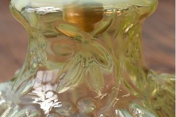 おしゃれな空間作りに活躍するウランガラス製フリルシェード(電笠、天井照明)
