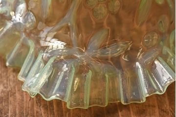おしゃれな空間作りに活躍するウランガラス製フリルシェード(電笠、天井照明)