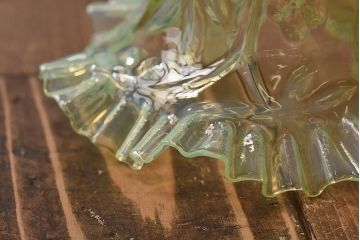 おしゃれな空間作りに活躍するウランガラス製フリルシェード(電笠、天井照明)