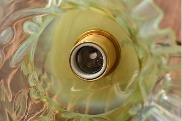 おしゃれな空間作りに活躍するウランガラス製フリルシェード(電笠、天井照明)