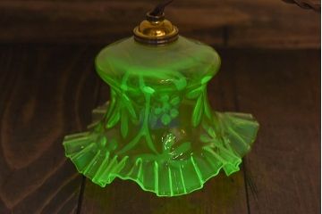 おしゃれな空間作りに活躍するウランガラス製フリルシェード(電笠、天井照明)
