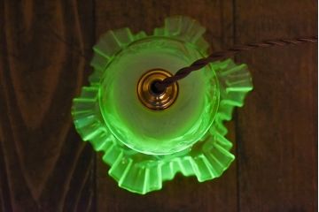 おしゃれな空間作りに活躍するウランガラス製フリルシェード(電笠、天井照明)
