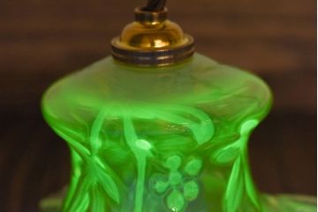 おしゃれな空間作りに活躍するウランガラス製フリルシェード(電笠、天井照明)
