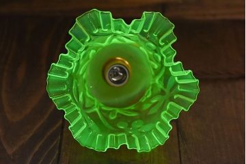 おしゃれな空間作りに活躍するウランガラス製フリルシェード(電笠、天井照明)