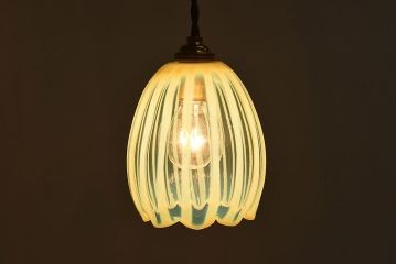 つぼみのようなデザインが可愛らしいウランガラス製シェード(電笠、天井照明)