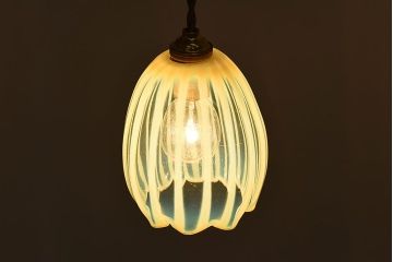 つぼみのようなデザインが可愛らしいウランガラス製シェード(電笠、天井照明)