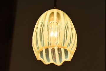つぼみのようなデザインが可愛らしいウランガラス製シェード(電笠、天井照明)
