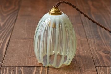 つぼみのようなデザインが可愛らしいウランガラス製シェード(電笠、天井照明)
