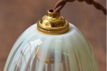 つぼみのようなデザインが可愛らしいウランガラス製シェード(電笠、天井照明)