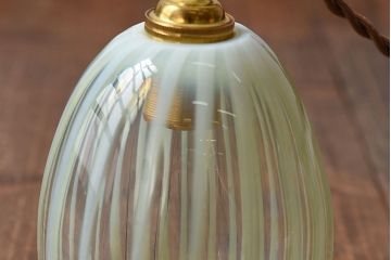 つぼみのようなデザインが可愛らしいウランガラス製シェード(電笠、天井照明)