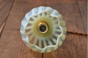 つぼみのようなデザインが可愛らしいウランガラス製シェード(電笠、天井照明)