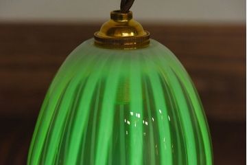 つぼみのようなデザインが可愛らしいウランガラス製シェード(電笠、天井照明)