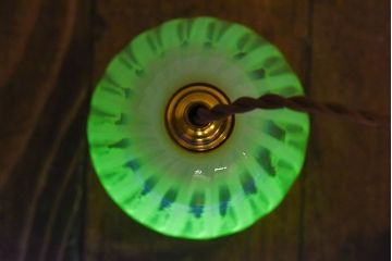つぼみのようなデザインが可愛らしいウランガラス製シェード(電笠、天井照明)