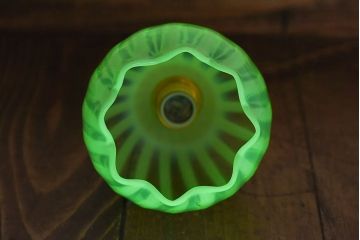つぼみのようなデザインが可愛らしいウランガラス製シェード(電笠、天井照明)