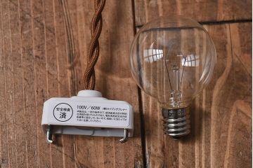 つぼみのようなデザインが可愛らしいウランガラス製シェード(電笠、天井照明)
