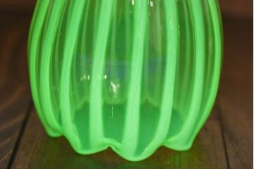 つぼみのようなデザインが可愛らしいウランガラス製シェード(電笠、天井照明)
