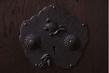 和製アンティーク　金具がアクセントのモダンな蔵戸(引き戸、建具、玄関戸)