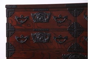 中古 伝統民芸家具 岩谷堂箪笥　高級感ある存在感の杢目と金具が魅力的な整理箪笥(衣装箪笥、引き出し)(定価約50万円)