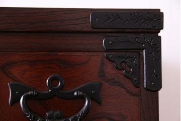 中古 伝統民芸家具 岩谷堂箪笥　高級感ある存在感の杢目と金具が魅力的な整理箪笥(衣装箪笥、引き出し)(定価約50万円)