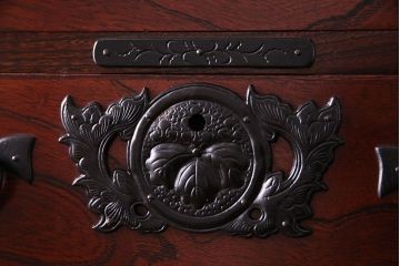 中古 伝統民芸家具 岩谷堂箪笥　高級感ある存在感の杢目と金具が魅力的な整理箪笥(衣装箪笥、引き出し)(定価約50万円)