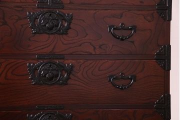中古 伝統民芸家具 岩谷堂箪笥　高級感ある存在感の杢目と金具が魅力的な整理箪笥(衣装箪笥、引き出し)(定価約50万円)