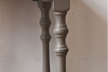 アンティーク雑貨　イギリスアンティーク　使い込まれた質感が魅力のペイント花台(飾り台、サイドテーブル)