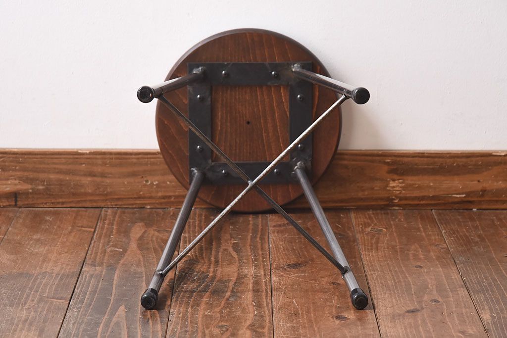 アンティーク雑貨　ラフジュ工房オリジナル　シンプルな細身の鉄脚が魅力の丸スツール(椅子、チェア)