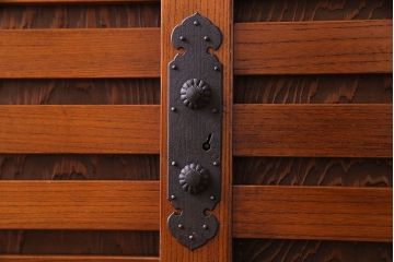 ビンテージ家具　ビンテージ　国産手造り　木肌のあたたかみが魅力のケヤキ製車箪笥(帳場箪笥、戸棚)