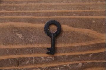 ビンテージ家具　ビンテージ　国産手造り　木肌のあたたかみが魅力のケヤキ製車箪笥(帳場箪笥、戸棚)