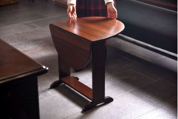 アンティーク家具　イギリスアンティーク　コンパクトに畳める回転式バタフライテーブル(サイドテーブル)