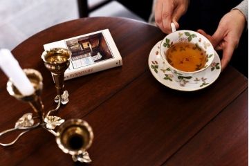 アンティーク家具　イギリスアンティーク　コンパクトに畳める回転式バタフライテーブル(サイドテーブル)