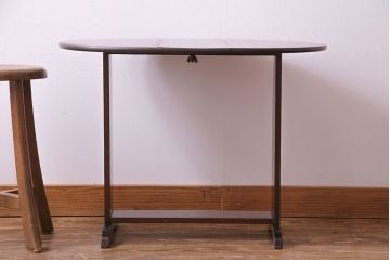 アンティーク家具　イギリスアンティーク　コンパクトに畳める回転式バタフライテーブル(サイドテーブル)