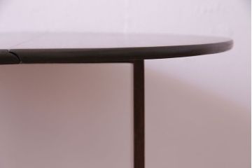 アンティーク家具　イギリスアンティーク　コンパクトに畳める回転式バタフライテーブル(サイドテーブル)