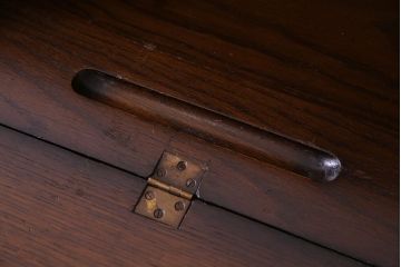 アンティーク家具　イギリスアンティーク　オーク材　小振りのサイズがうれしいライティングビューロー(デスク、ワークデスク、サイドチェスト)