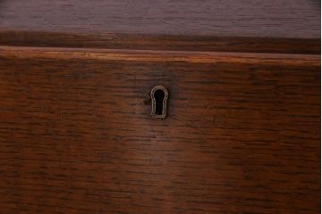 アンティーク家具　イギリスアンティーク　オーク材　小振りのサイズがうれしいライティングビューロー(デスク、ワークデスク、サイドチェスト)