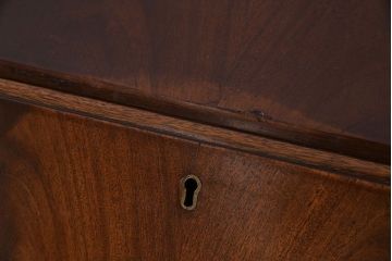 アンティーク家具　イギリスアンティーク　ウォールナットの杢目が美しい小振りのライティングビューロー(ワークデスク、在宅ワーク、在宅用、サイドチェスト)