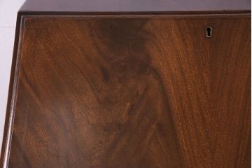 アンティーク家具　イギリスアンティーク　ウォールナットの杢目が美しい小振りのライティングビューロー(ワークデスク、在宅ワーク、在宅用、サイドチェスト)