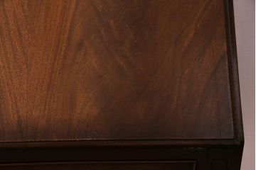 アンティーク家具　イギリスアンティーク　ウォールナットの杢目が美しい小振りのライティングビューロー(ワークデスク、在宅ワーク、在宅用、サイドチェスト)