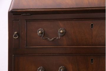 アンティーク家具　イギリスアンティーク　ウォールナットの杢目が美しい小振りのライティングビューロー(ワークデスク、在宅ワーク、在宅用、サイドチェスト)