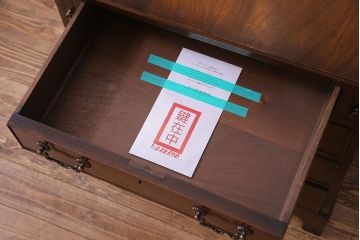 アンティーク家具　イギリスアンティーク　ウォールナットの杢目が美しい小振りのライティングビューロー(ワークデスク、在宅ワーク、在宅用、サイドチェスト)