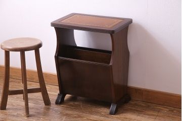 イギリス家具　マガジンラック付きレザートップのサイドテーブル(花台)
