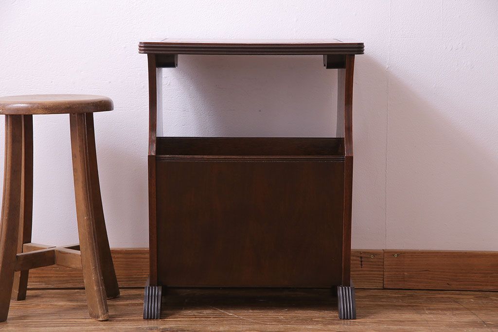 イギリス家具　マガジンラック付きレザートップのサイドテーブル(花台)