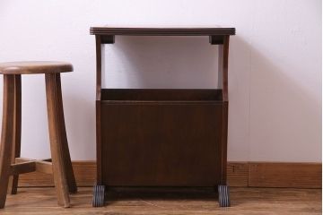 イギリス家具　マガジンラック付きレザートップのサイドテーブル(花台)